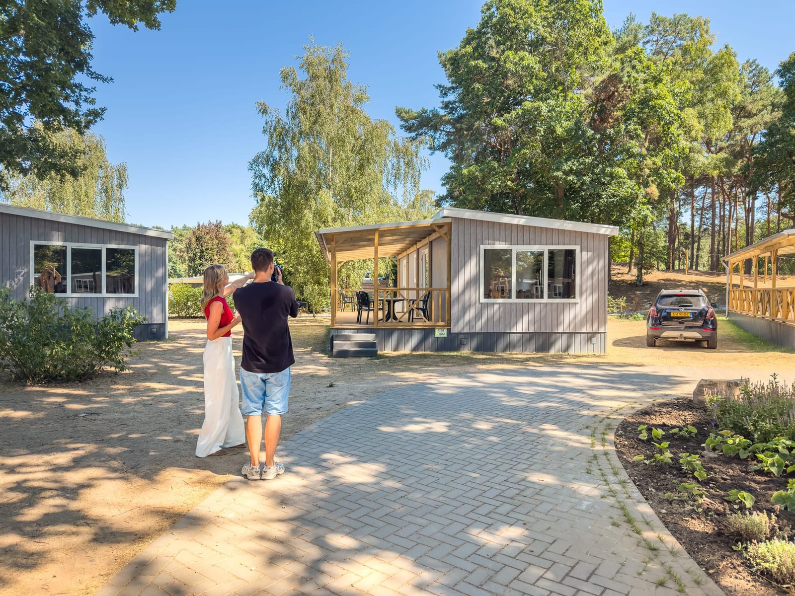 Marketeer van UPPER maakt samen met een fotograaf nieuw beeld van een chalet op het park